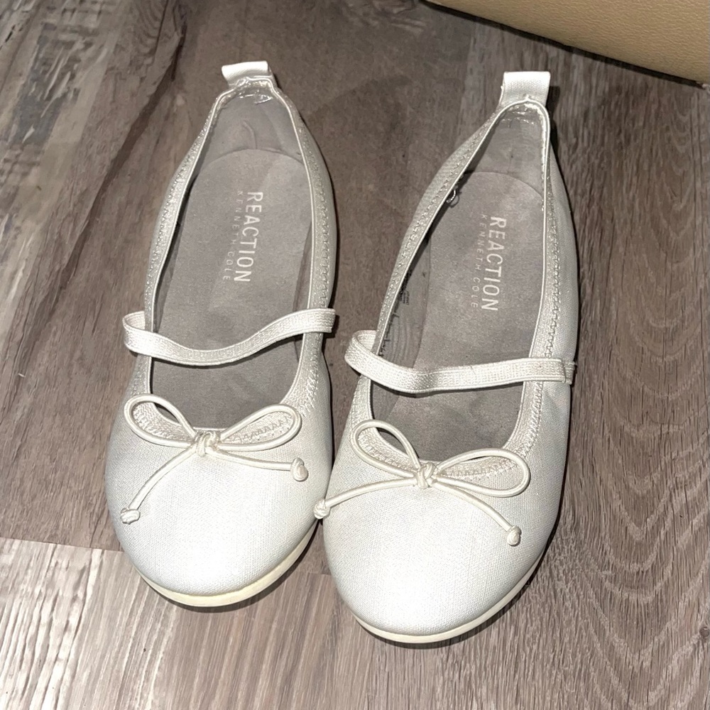 Kenneth Cole Reaction Girls White Ballet Flats - Size 12